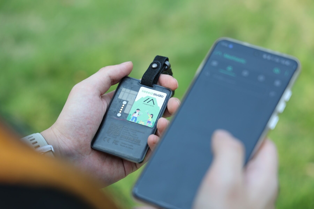 T1000-E トラッカー背面インターフェースとアンテナ設計展示