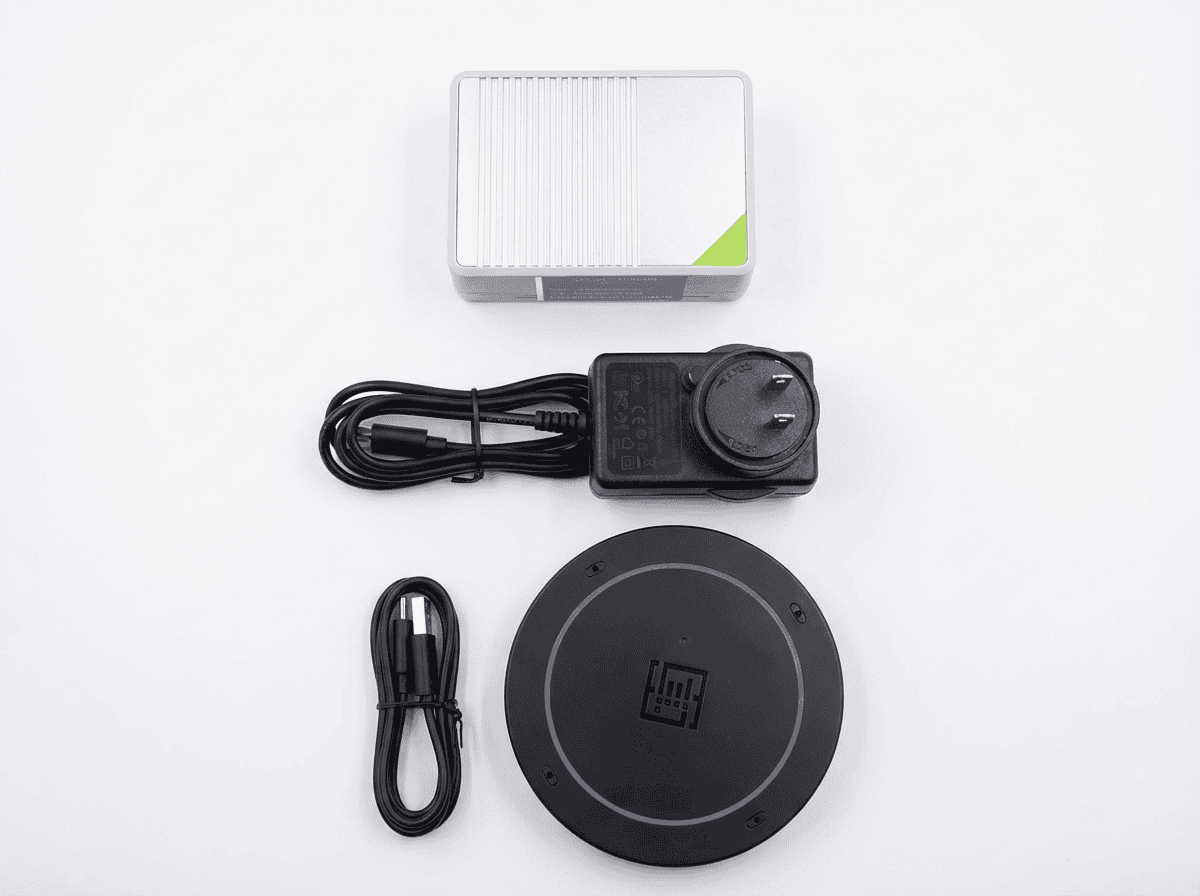 出荷状態の収録キット —— reRouter CM4、電源、USB ケーブル、reSpeaker XVF3800 マイクアレイ