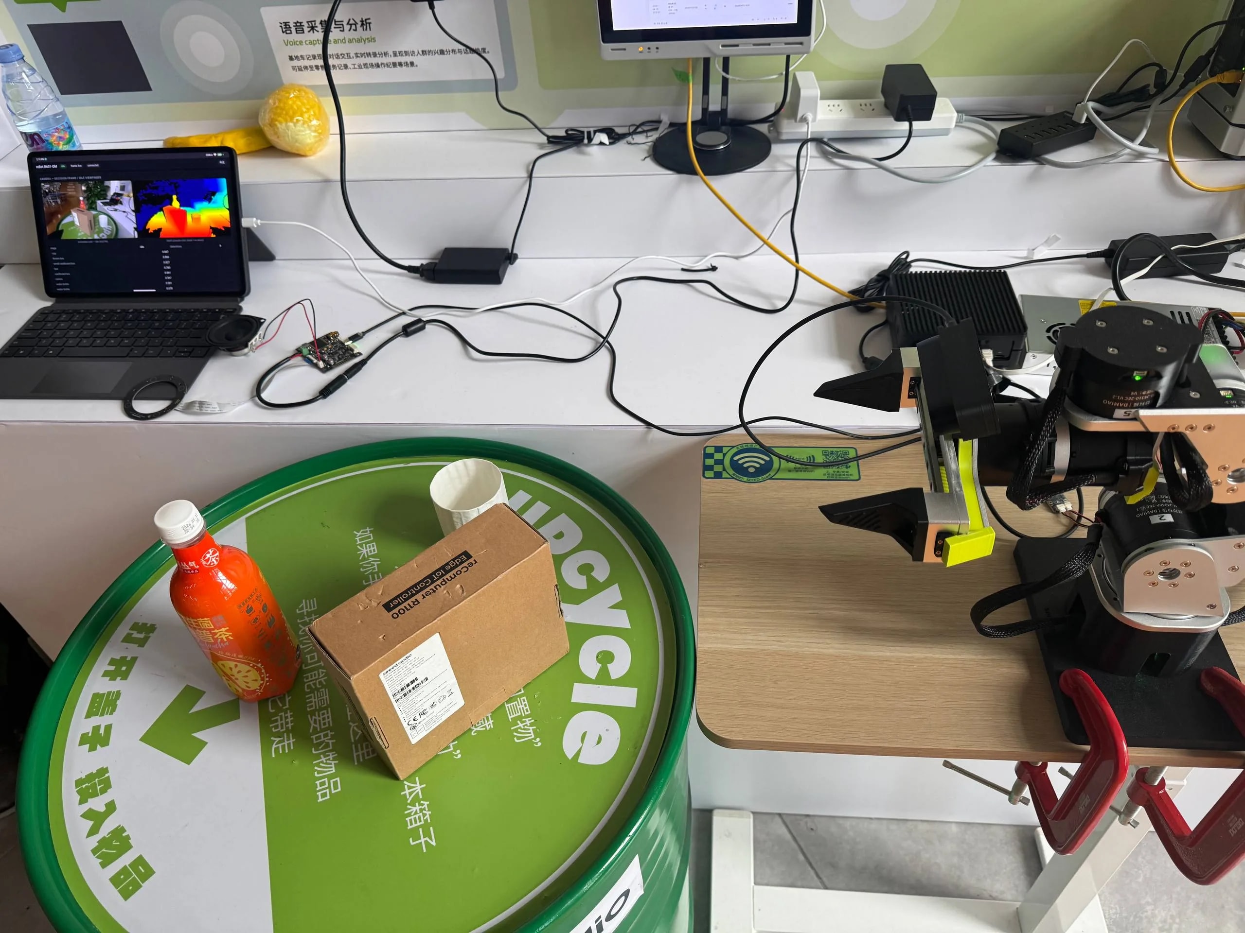 音声操作グラスピングアーム（reBot B601-DM） - 1