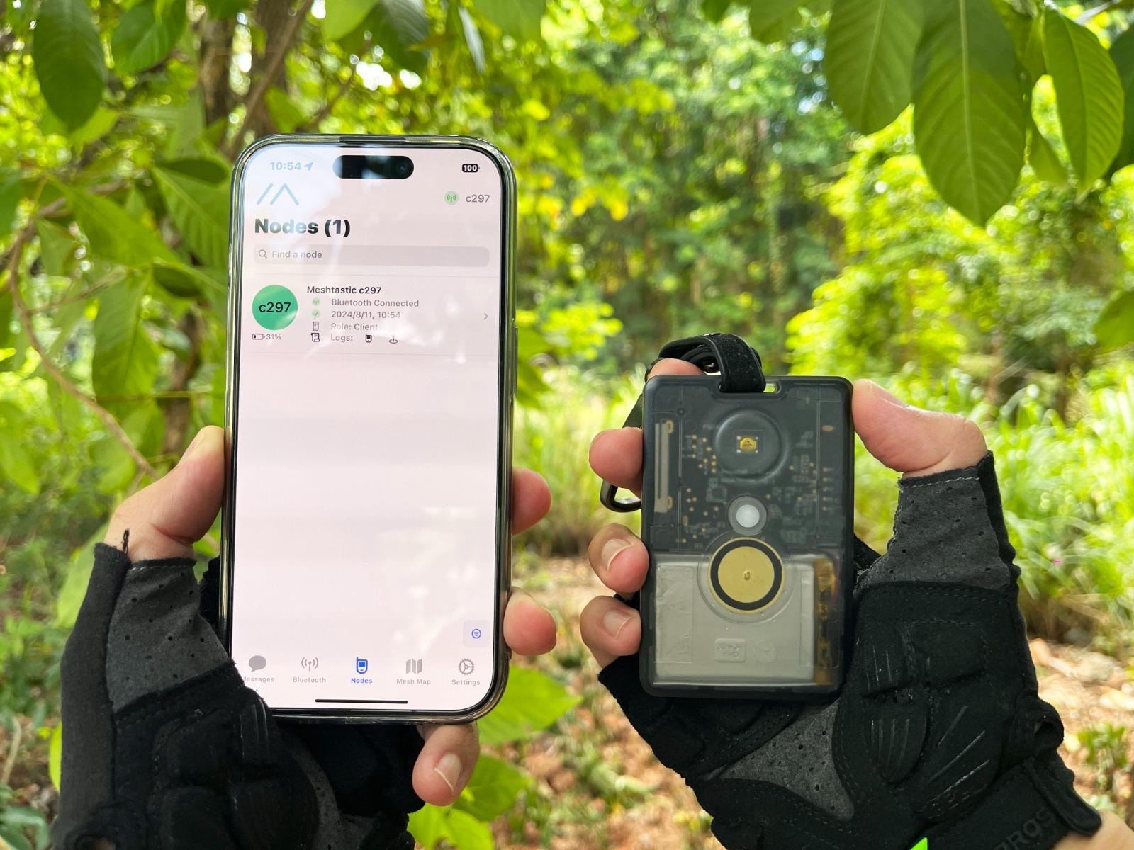 T1000-E トラッカーとスマートフォンペアリング使用シーン展示