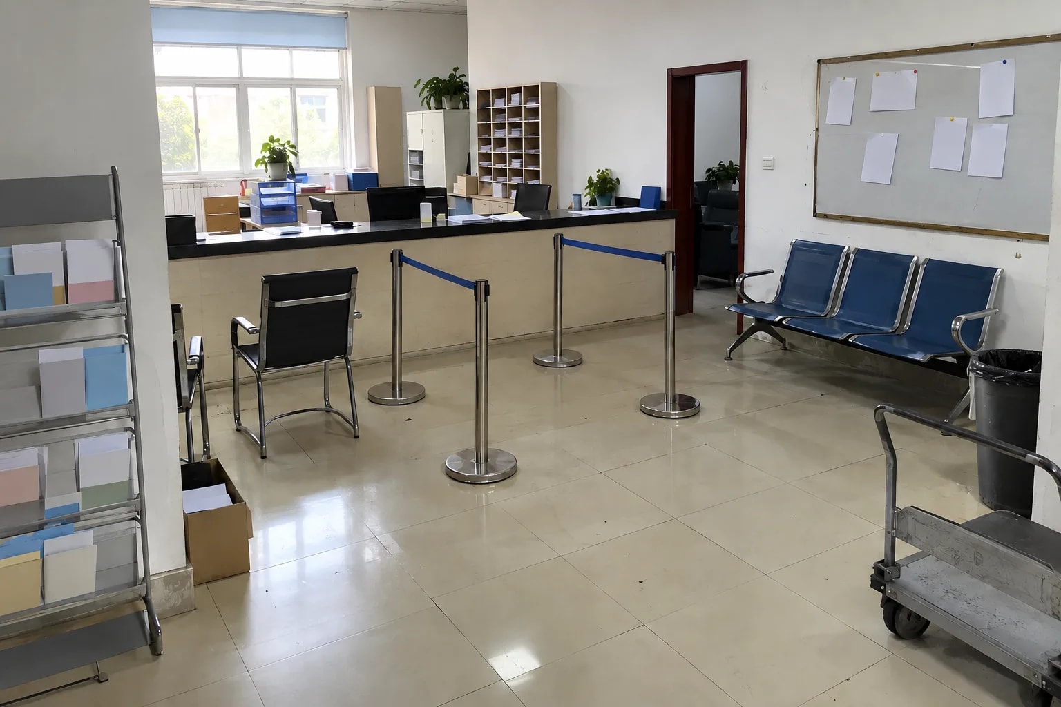 受付カウンターと展示ブース