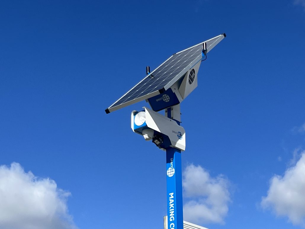 カメラをエッジAIに接続し、住民の安全を保護